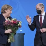 merkel-scholz-uebergabe-1024×576